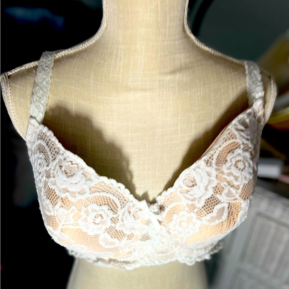 Woman’s Lacey hush bra underwire: SZ: 42D